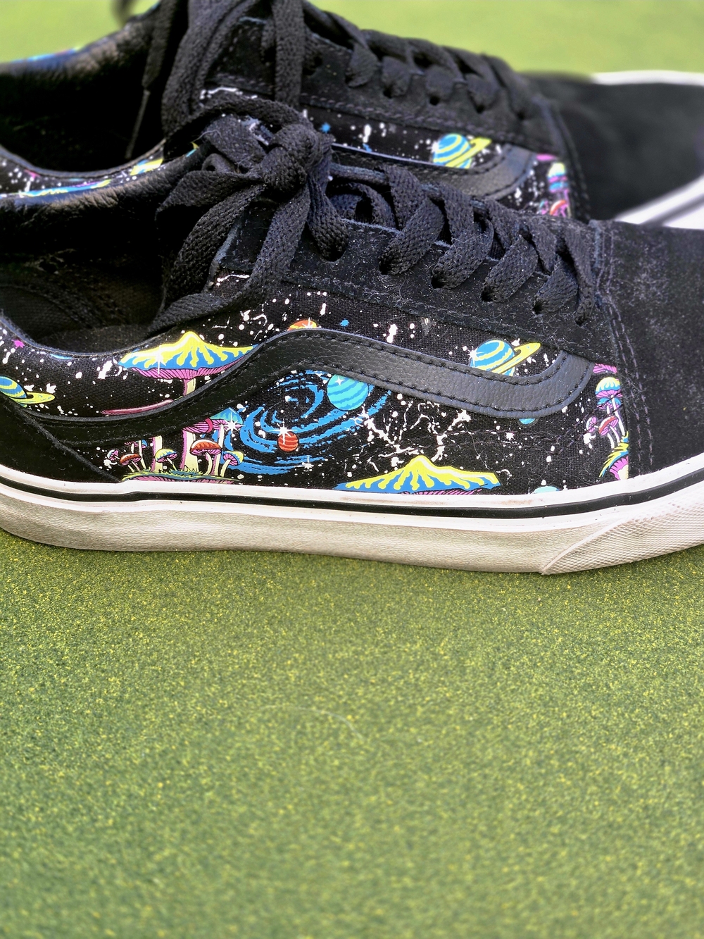 Vans Black Low-Top OLD SKOOL WOMEN'S Sz7 Sneakers HTF Neon Space/Shrooms Graphic - Picture 4 of 14
